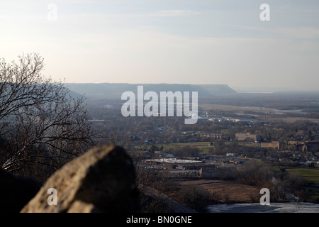 Mississippi-Tal, Blick nach Norden über Winona Minnesota von Garvin Heights Park.  Driftless Bereich S. Minnesota und Wisconsin W Stockfoto