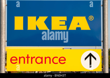 Schild am Eingang zum IKEA Einrichtungshaus in Valley Park Verkaufsfläche, Croydon, Südlondon, England Stockfoto