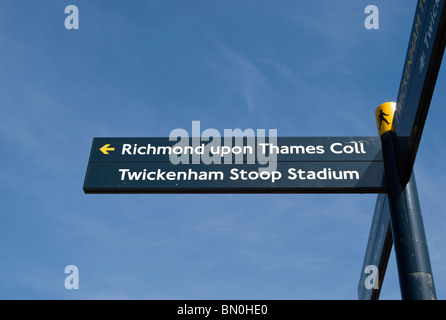 Wegweiser zeigen Richtungen für Richmond nach Themse College und dem Twickenham stoop Stadium, Twickenham, Middlesex, england Stockfoto