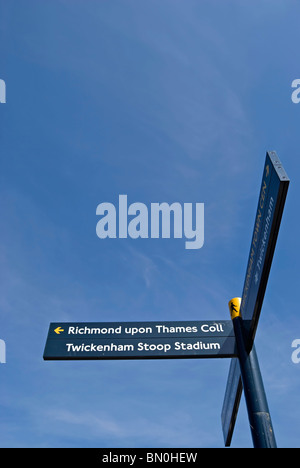 Wegweiser zeigen Richtungen für Richmond nach Themse College und dem Twickenham stoop Stadium, Twickenham, Middlesex, england Stockfoto