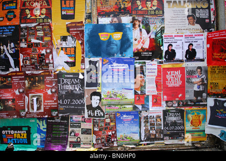 ISTANBUL, TÜRKEI. Poster und Plakate Werbung Veranstaltungen an einer Wand auf Sofyali Sokagi im Stadtteil Beyoglu. 2009. Stockfoto