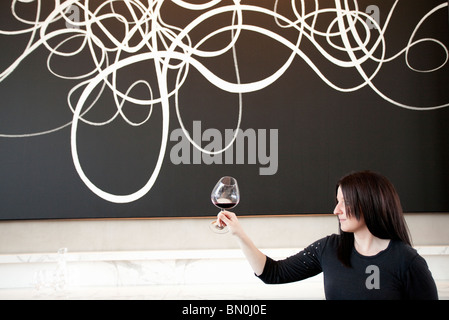 Kanada, Ontario, Niagara Region, Niagara auf dem See, Frau Probenahme Wein in Stratus Winery Stockfoto