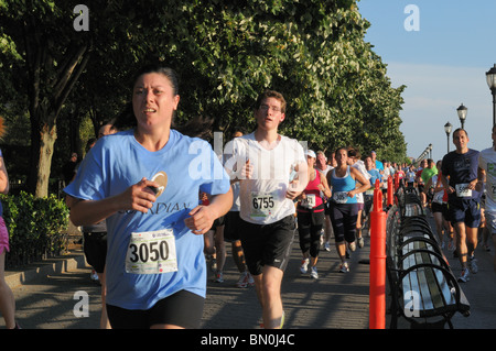 Eine Spendenaktion Rennen der American Heart Association zog Tausende von Läufern auf einen heißen, sommerlichen Tag in Manhattan. Stockfoto