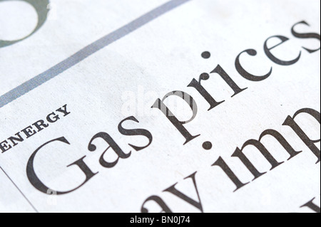 Hoher Preis für Energie und Benzin in einer News-Artikel-Überschrift Stockfoto