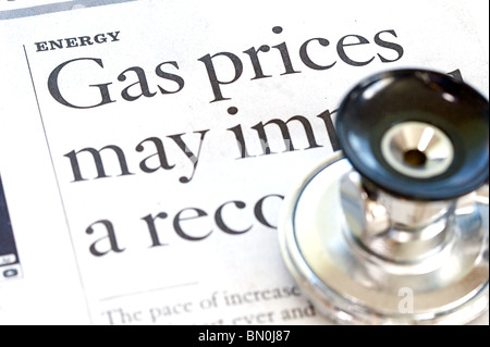 Hoher Preis für Energie und Benzin in einer News-Artikel-Überschrift Stockfoto