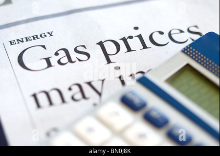 Hoher Preis für Energie und Benzin in einer News-Artikel-Überschrift Stockfoto
