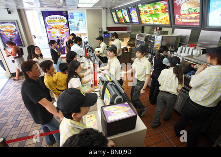 Menschen in einem McDonalds Restaurant, Macao, China Stockfoto