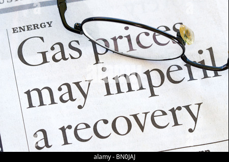 Hoher Preis für Energie und Benzin in einer News-Artikel-Überschrift Stockfoto