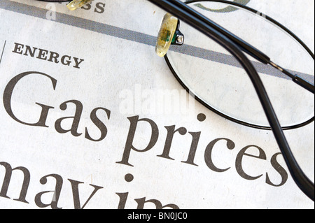 Hoher Preis für Energie und Benzin in einer News-Artikel-Überschrift Stockfoto