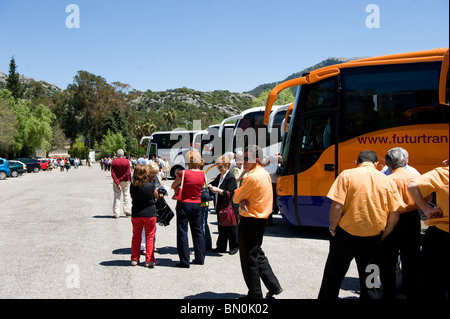 Touristen und Busfahrer auf dem Parkplatz am Kloster Lluc, Mallorca 2010 Stockfoto