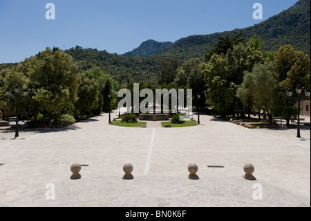 Blick durch den Haupteingang des Klosters Lluc im Norden Mallorca, Spanien 2010 Stockfoto