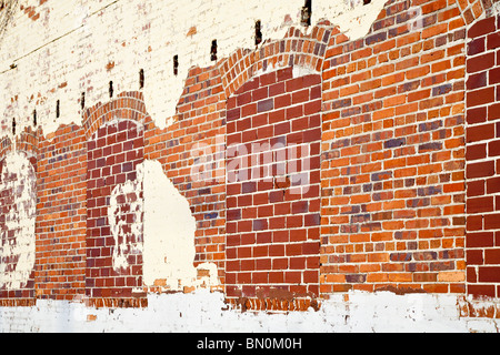 Ocala, FL - Mär 2009 - alte Ziegel Wand mit Alter Farbe und Rundbogenfenster ausgefüllt Stockfoto