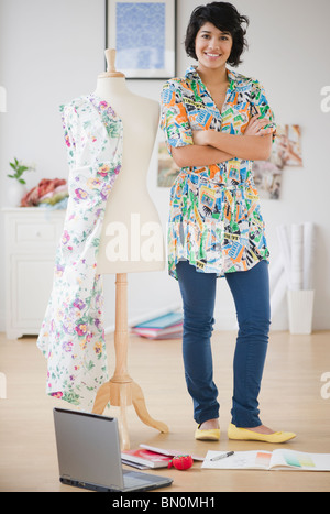 Hispanic Frau stehend mit Schneiderin die dummy Stockfoto