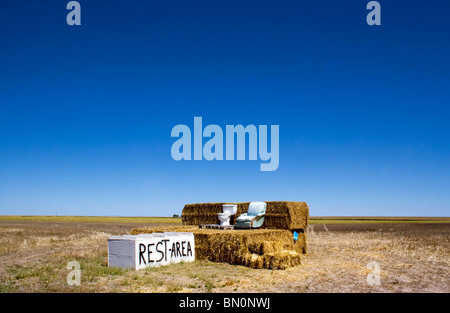 Rastplatz Satire bestehend aus einer Toilette auf Heuballen in einem abgelegenen Bauernhof in der Nähe Allianz Nebraska Stockfoto