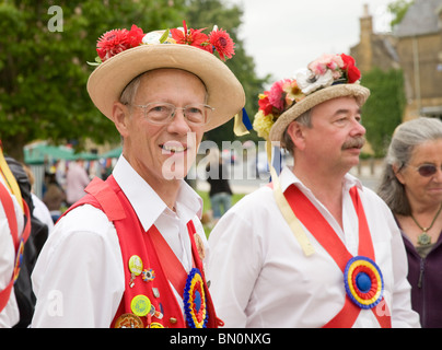 Gloucestershire Morris Männer tanzen in Broadway, Cotswolds Stockfoto