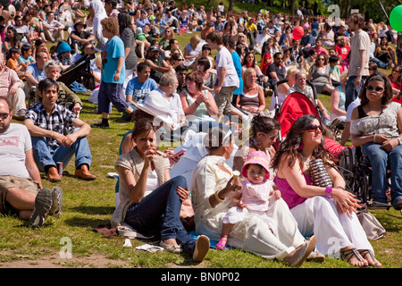 Gemischtes Alter, Mischlinge, multikulturelle Festival Menge Auftritte bei den Glasgow Mela 2010 genießen Stockfoto