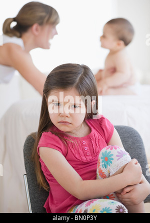 Gemischte Rassen Mädchen runzelte die Stirn Stockfoto