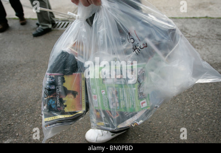 Trading Standards und Polizei RAID-DVD-Verkäufer im Stadtzentrum von Egge Stockfoto