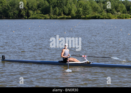 Eine junge weibliche Ruderer bei der uns Rudern National Championship Regatta in Mercer County Park, New Jersey. See-Mercer. Stockfoto