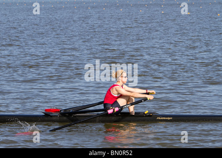 Eine junge weibliche Ruderer bei der uns Rudern National Championship Regatta in Mercer County Park, New Jersey. See-Mercer. Stockfoto