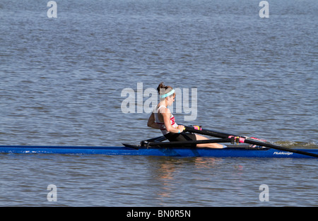 Eine junge weibliche Ruderer bei der uns Rudern National Championship Regatta in Mercer County Park, New Jersey. See-Mercer. Stockfoto