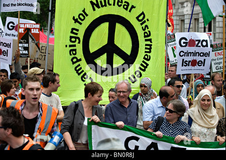 Teilnehmer einschließlich der Grünen MP Carol Lucas und Bühnenautor Ken Loach bei einer Demonstration gegen die israelische Blockade des Gazastreifens im Jahr 2010 Stockfoto