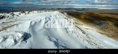 Auf dem Gipfel des Whernside im Winter, Yorkshire Dales National Park, England, UK Stockfoto