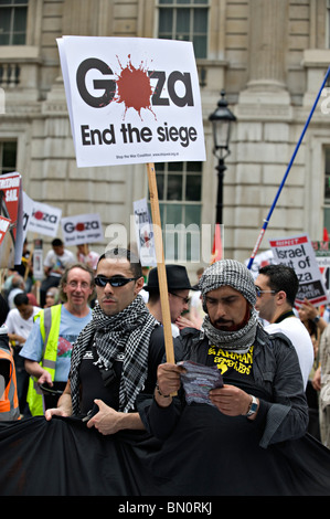 Teilnehmer März während einer Demonstration gegen die israelische Blockade von Gaza im Jahr 2010 Stockfoto