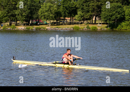 Eine junge weibliche Ruderer bei der uns Rudern National Championship Regatta in Mercer County Park, New Jersey. See-Mercer. Stockfoto