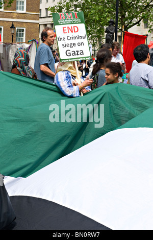 Teilnehmer März während einer Demonstration gegen die israelische Blockade von Gaza im Jahr 2010 Stockfoto