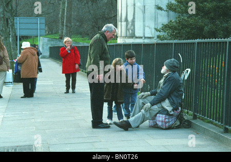 Älterer Obdachloser Gespräch mit Touristen London England UK Stockfoto