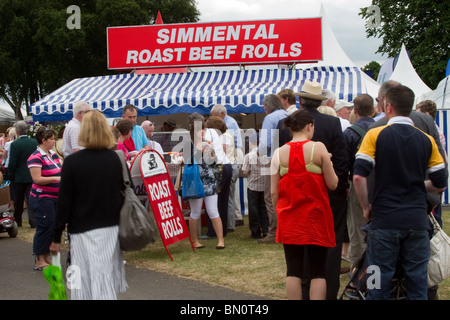 Simmentaler Rind Rollen zum Verkauf an die Große Royal Highland Show 2010. Scottish Agricultural Society von Schottland, Großbritannien abgehalten bei Ingliston, Edinburgh, Schottland, Großbritannien Stockfoto