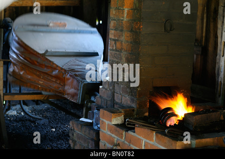 Historische Schmiede Faltenbalg und Ofen bei Lang Pioneer Village keene Ontario Forge Stockfoto