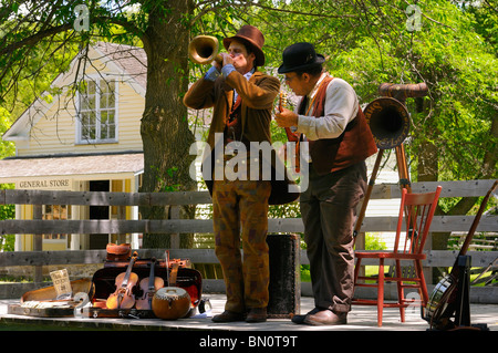 Musikern auf antike Musikinstrumente am Lang Pioneer Village keene Ontario Stockfoto