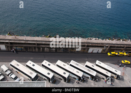 Eine Reihe von Trainern im Hafen von Funchal, Madeira, Portugal bereit, Passagiere auf Landausflüge aufgereiht. Stockfoto