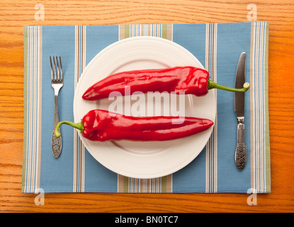 zwei große rote Paprika Stockfoto