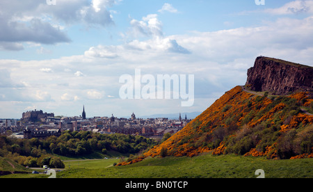 Arthurs Seat Edinburgh Schottland UK bekleidet in Ginster blühen mit Blick auf die Altstadt von Edinburgh, auf der Suche nach Norden Stockfoto