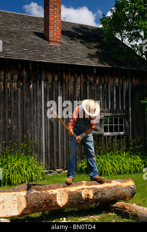 Man erzielte Klangfarbe auf eine gerade Seite auf das Protokoll zu eine Hütte am Lang Pioneer Village Keene Ontario Kanada bauen hauen Stockfoto