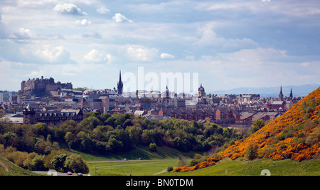 Arthurs Seat Edinburgh Schottland UK bekleidet in Ginster blühen mit Blick auf die Altstadt von Edinburgh, auf der Suche nach Norden Stockfoto