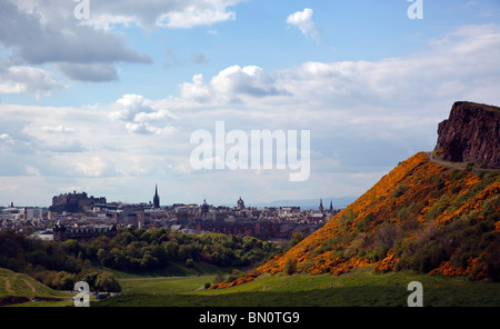 Arthurs Seat Edinburgh Schottland UK bekleidet in Ginster blühen mit Blick auf die Altstadt von Edinburgh, auf der Suche nach Norden Stockfoto