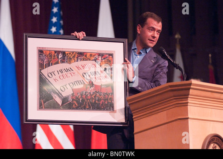 Der russische Präsident Medvedev hält eine 1921 sowjetische Poster präsentiert ihm durch ehemalige US Secretary Of State, Reis und Schultz Stockfoto