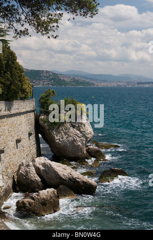 Blick auf die Adria-Küste vom Schloss Miramare, Triest, Italien Stockfoto