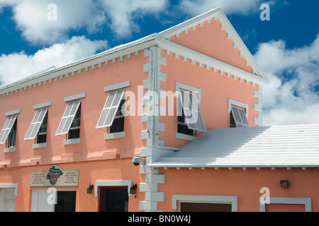 Klassische Bermuda Stilgebäude, Somers Supersmart St George's, Bermuda Stockfoto