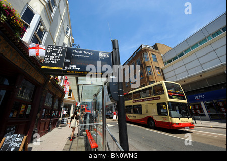 Bushaltestelle-Informationstafel im Stadtzentrum von Brighton UK Stockfoto