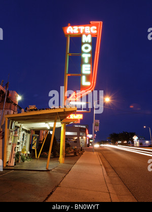 Neonlichter des aztekischen Motel, Rt 66, Albuquerque, New Mexico Stockfoto