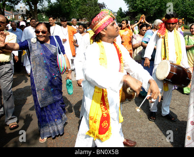 Spiritual Marsch von Shakti Zentrum nach Bryon Park Egge in einem Monat ist Lord Shiva gewidmet. Stockfoto
