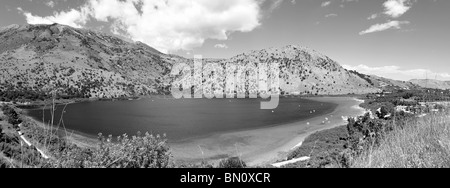 Panoramasicht auf See Kournas, Kreta, die einzige permanente Süßwassersee auf der Insel und ein beliebtes. Stockfoto