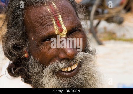 Der lächelnde Sadhu. Stockfoto