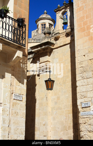 Eine Gasse in der historischen Stadt Mdina, Malta mit einem Balkon, gewölbte Turm und Street Lampe. Stockfoto