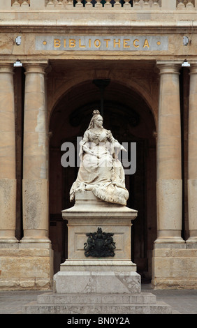 Eine Statue der Königin Victoris sitzt vor der Bibliotheca oder öffentliche Bibliothek, Valletta, Malta Stockfoto